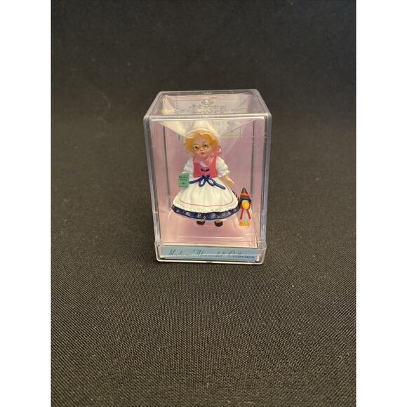 Madame Alexander “Merry Miniatures” Display Base & 7 Keepsake Collection Dolls - Picture 12 of 16